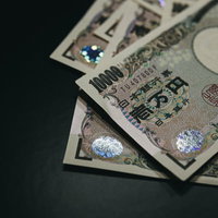 散らばった一万円札（壱万円紙幣）福沢諭吉の紙幣の写真