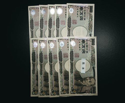 押収した扇状に並べた10万円分の一万円札
