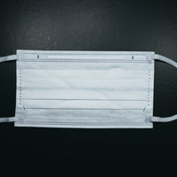 普通の白い不織布マスク1枚の写真