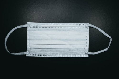 普通の白い不織布マスク1枚