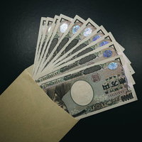 封筒を開けたら10万円が入っていた瞬間の現金の写真
