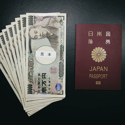 韓国の紙幣である50,000ウォンと10,000ウォンを重ねた現金の写真素材