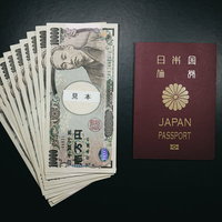 10万円とパスポート、海外旅行の準備に必要な現金と身分証明書の写真