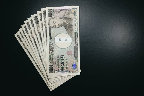 10人の諭吉が扇状に広がる一万円札の金銭
