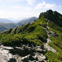 日本百名山・塩見岳山頂の稜線と登山道の写真
