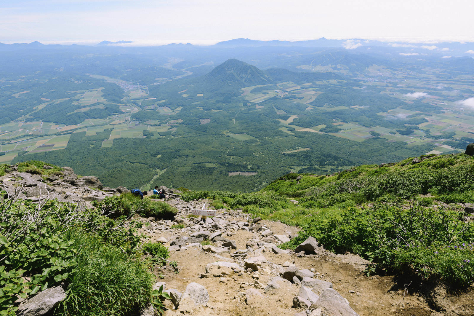 喜茂別コースから見た後志羊蹄山と尻別岳、手前は登山者と山並み
