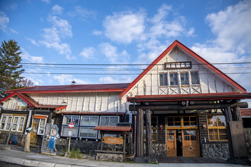 北海道・川湯温泉駅の赤い屋根の木造駅舎と駅前風景