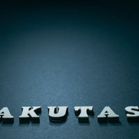 PAKUTASOの10周年を祝う立体的なロゴの写真