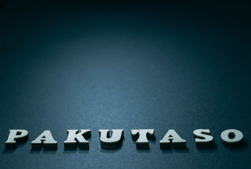 PAKUTASOの10周年を祝う立体的なロゴ