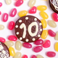 ジェリービーンズに囲まれた10の文字入りクッキーの写真