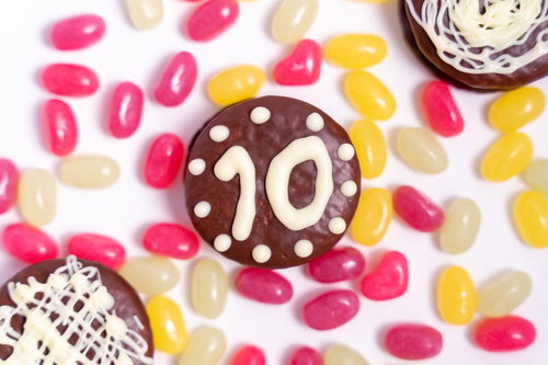 ジェリービーンズに囲まれた10の文字入りクッキー