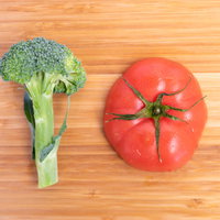 木製まな板で作ったブロッコリーとトマトのナンバー10の写真