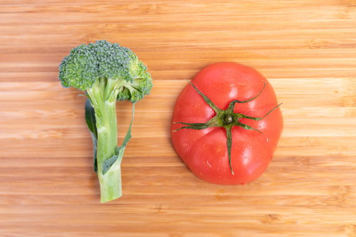 木製まな板で作ったブロッコリーとトマトのナンバー10