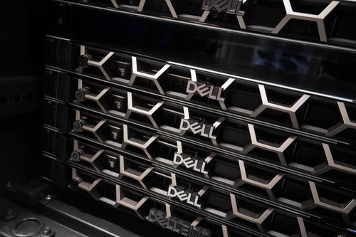 DELLサーバーが整然と並ぶデータセンターのラック