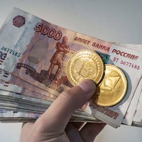 ロシアルーブルの代わりにビットコインとイーサリアムで支払う手元の写真