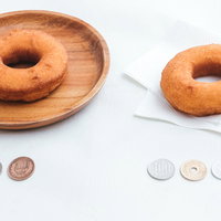 軽減税率と標準税率の違いを示す110円と108円のドーナッツの写真