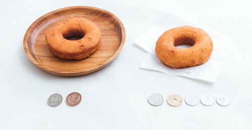 軽減税率と標準税率の違いを示す110円と108円のドーナッツ