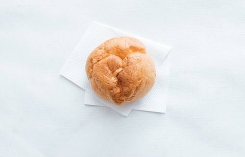 テイクアウトしたシュークリームをフォークで食べる