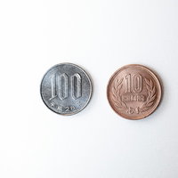 消費税10％になった時の100円玉と10円玉の写真