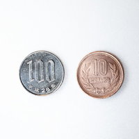 100円に対して10％の消費税、10円玉の計算の写真