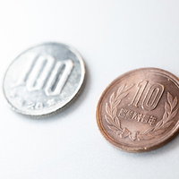 消費税増税で110円になった100円玉と10円玉の写真