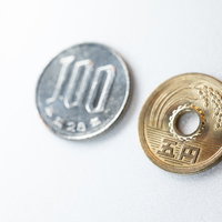 ご縁（五円）がありますように、100円玉と5円玉の硬貨の写真