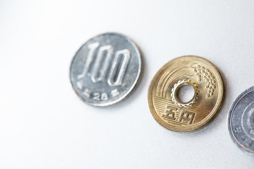 ご縁（五円）がありますように、100円玉と5円玉の硬貨
