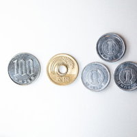 消費税8％時代の100円硬貨と10円硬貨の写真