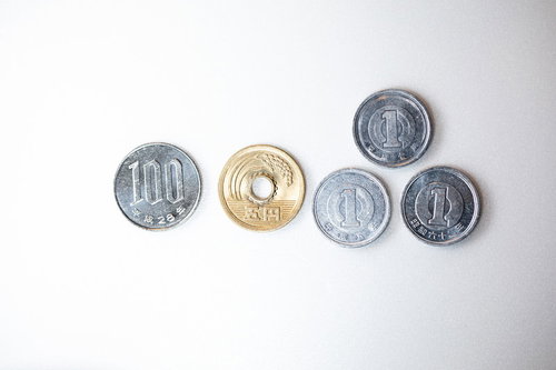 消費税8％時代の100円硬貨と10円硬貨