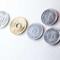 100円玉で見る軽減税率の108円の写真