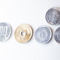 消費税8％の百八円分の小銭と硬貨の組み合わせの写真