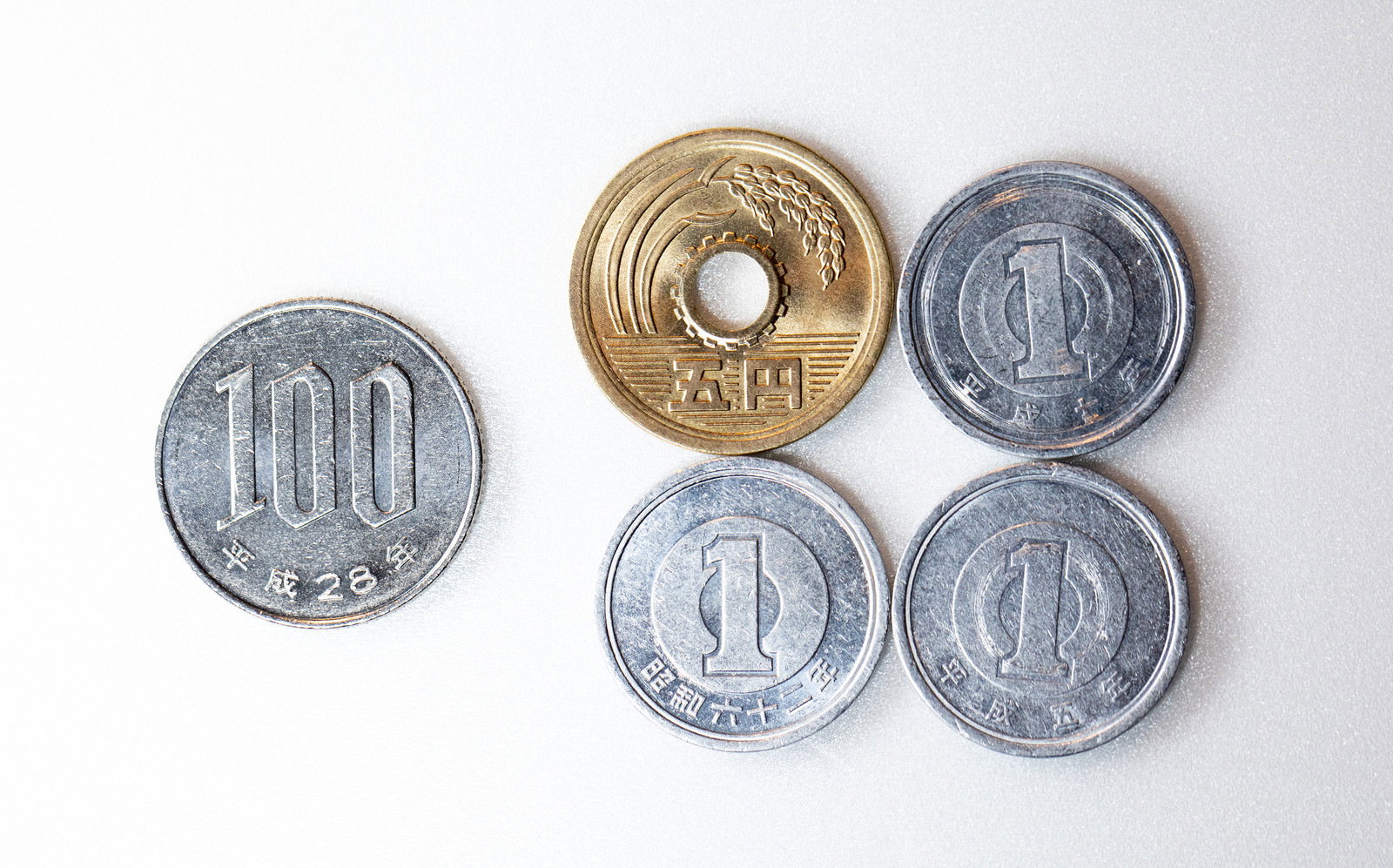 白い背景に100円硬貨1枚と1円硬貨8枚で108円を表現