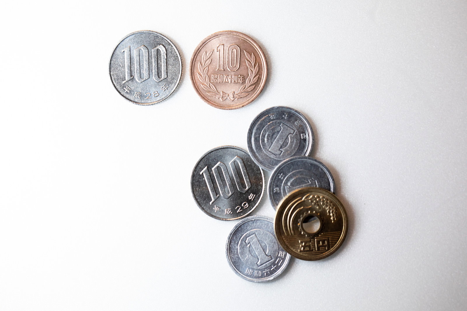 白い背景に並べられた日本の硬貨6枚（500円玉、100円玉、50円玉、10円玉、5円玉、1円玉）