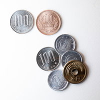 110円と108円に分類される日本の硬貨の写真
