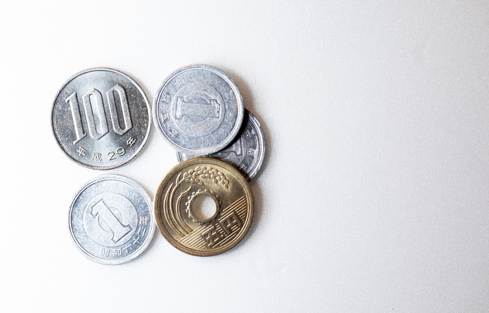 白い背景に置かれた108円分の日本の硬貨