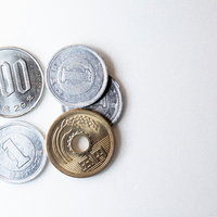 108円の小銭 - 100円硬貨、5円硬貨、1円硬貨で表現した消費税率8%の金額の写真