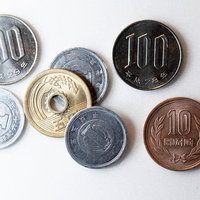 消費税率の違いを表す108円と110円の硬貨の写真