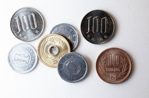 消費税率の違いを表す108円と110円の硬貨