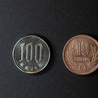 消費税10％で100円の買い物に必要な100円硬貨と10円硬貨の写真
