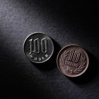 消費税増税にスポットを当てる100円玉と10円玉の写真