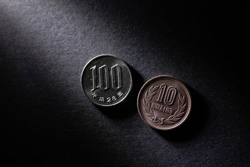 消費税増税の現実を映す100円硬貨と10円硬貨