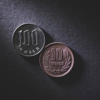 100円硬貨と10円硬貨の写真