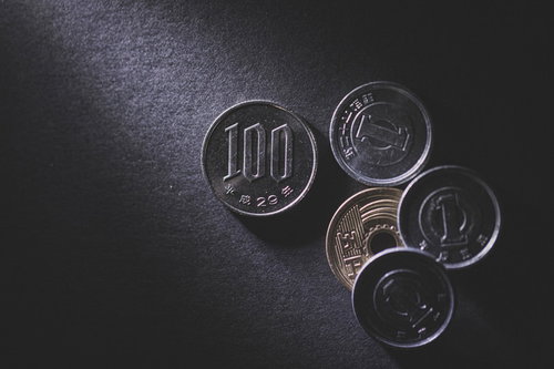 消費税8％時代の小銭と100円硬貨の写真素材集