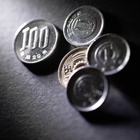 100円硬貨と8円の小銭で消費税率8%を表現した家計管理の写真