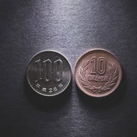ようこそ消費税10％の世界へ、100円硬貨と10円硬貨の写真