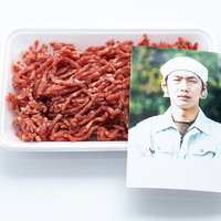 ミンチ肉の食肉トレーと生産者さんの顔写真、白衣の男性の写真