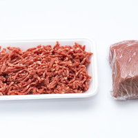 合挽肉とラップに包まれたモモ肉ブロックの食材セットの写真