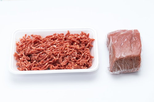 合挽肉とラップに包まれたモモ肉ブロックの食材セット