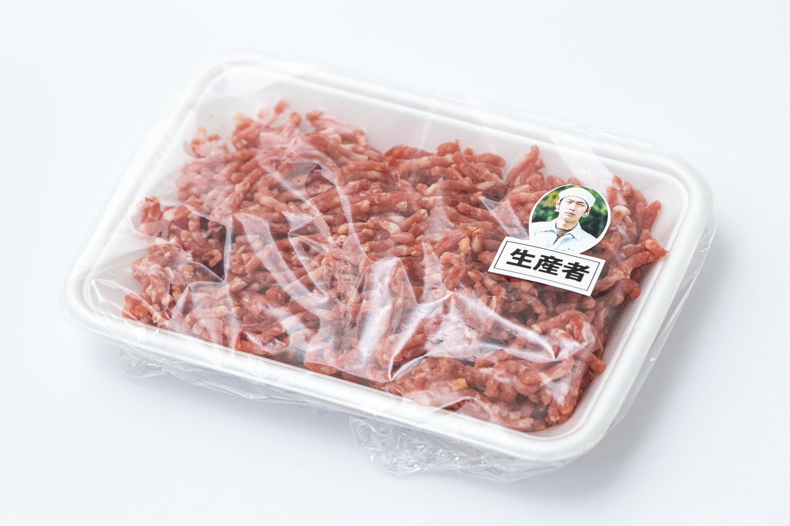 白いトレーに入った生産者ラベル付きの合挽きミンチ肉［モデル：大川竜弥］