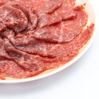 スーパーで買った霜降り肉（しゃぶしゃぶ用）を白い皿に盛ったの写真